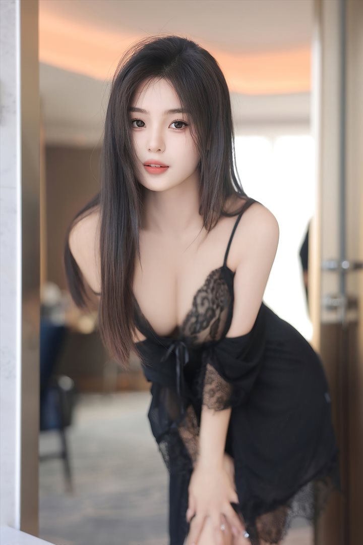周周不吃香菜黑色吊带写真情趣丁字裤太诱惑