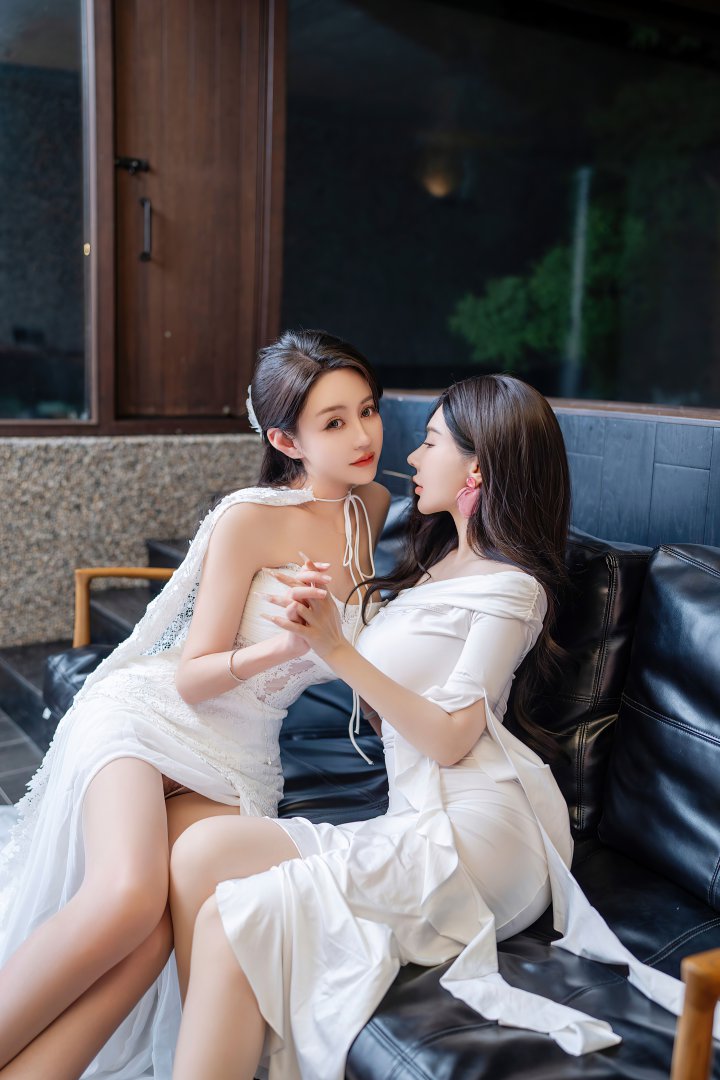 潘思沁酒店私拍艺术照性感姐妹花春光太诱惑