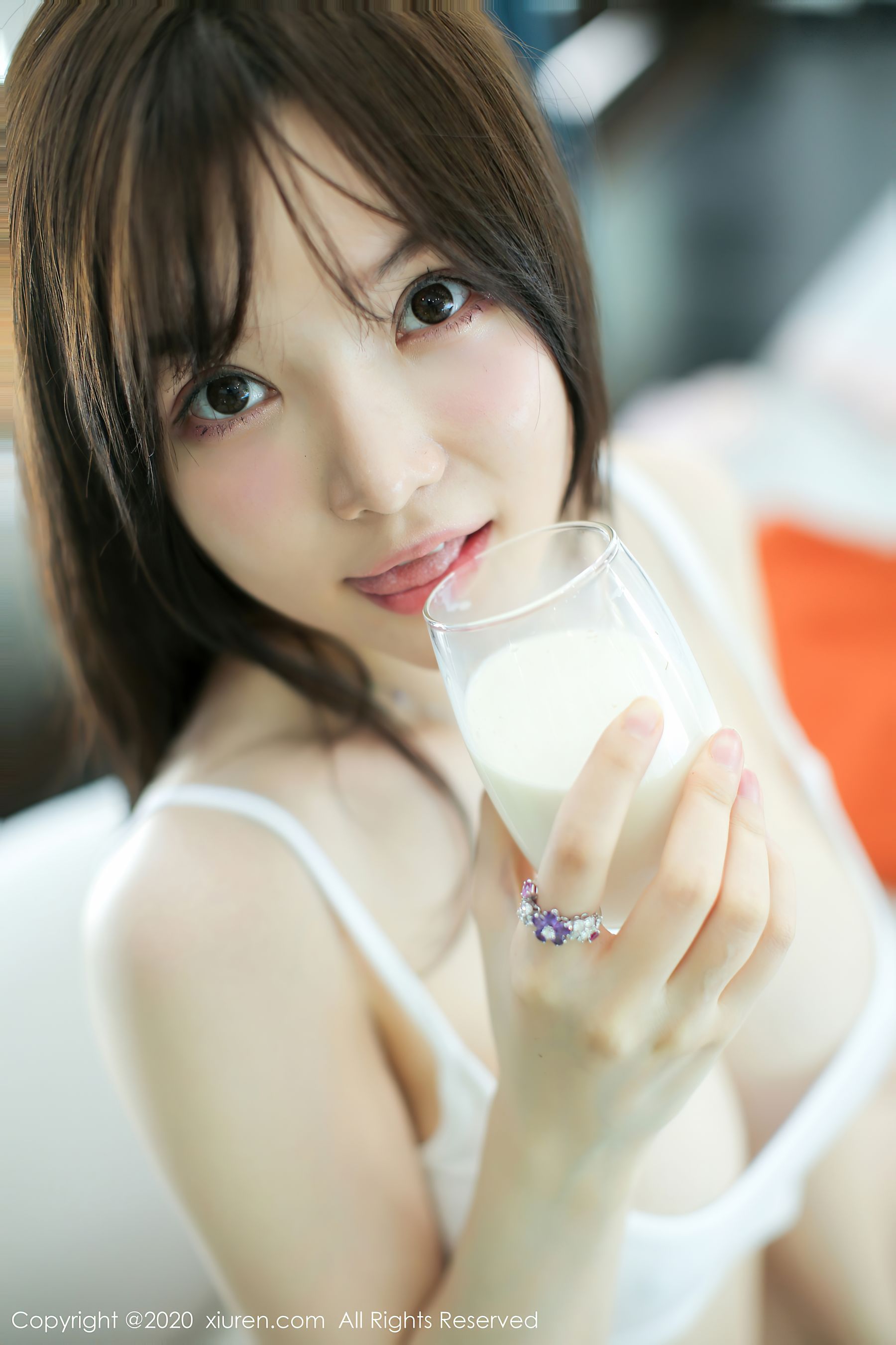 模特@糯美子Mini三亚旅拍写真发布，白色吊带系列，居家女友视角童颜巨乳清纯可人不失性感魅力