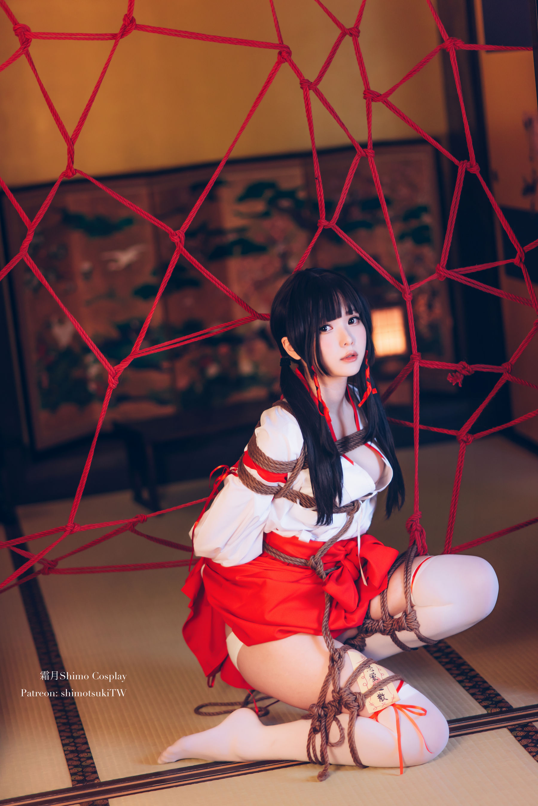 [网红COSER写真] 微博妹纸霜月shimo - 巫女捆绑 套图16